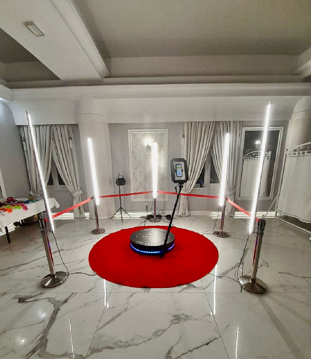 Fotobudka 360, platforma do zdjęć na wesele, urodziny, imprezę.