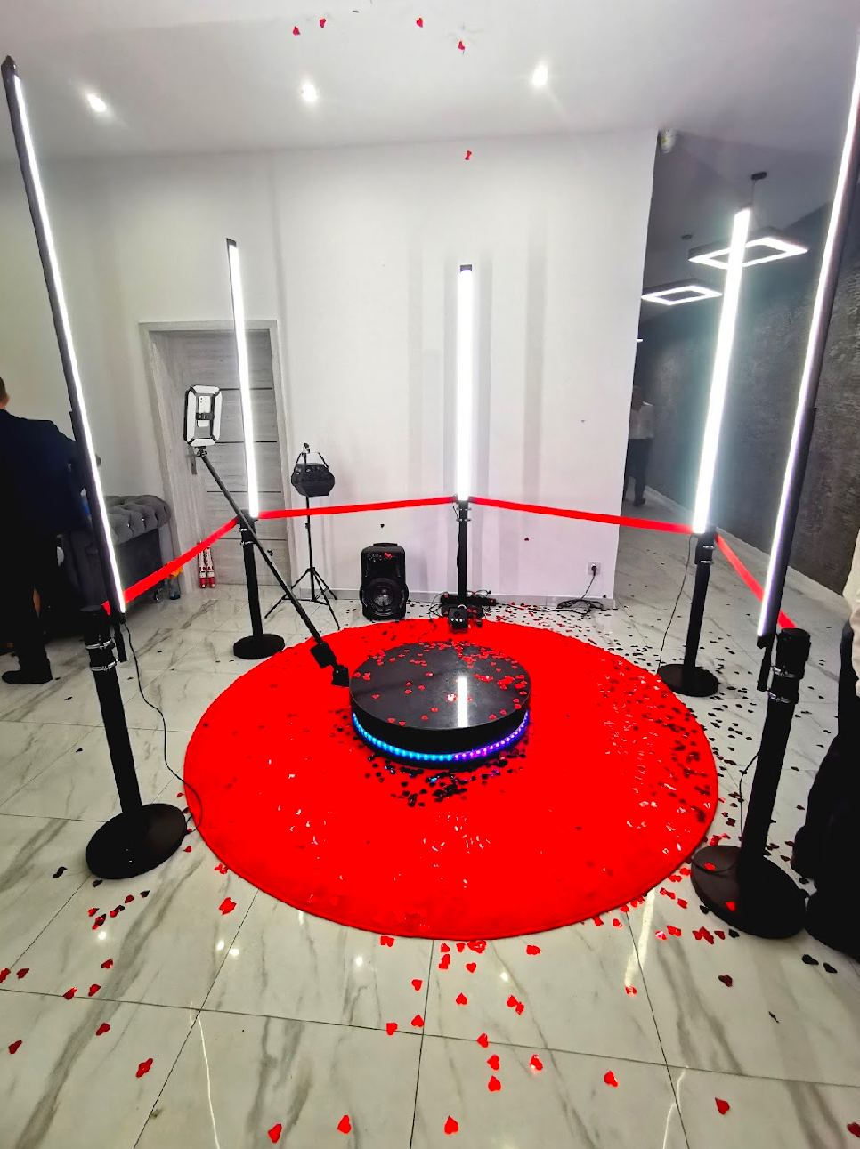 Fotobudka 360, platforma do zdjęć na wesele, urodziny, imprezę.