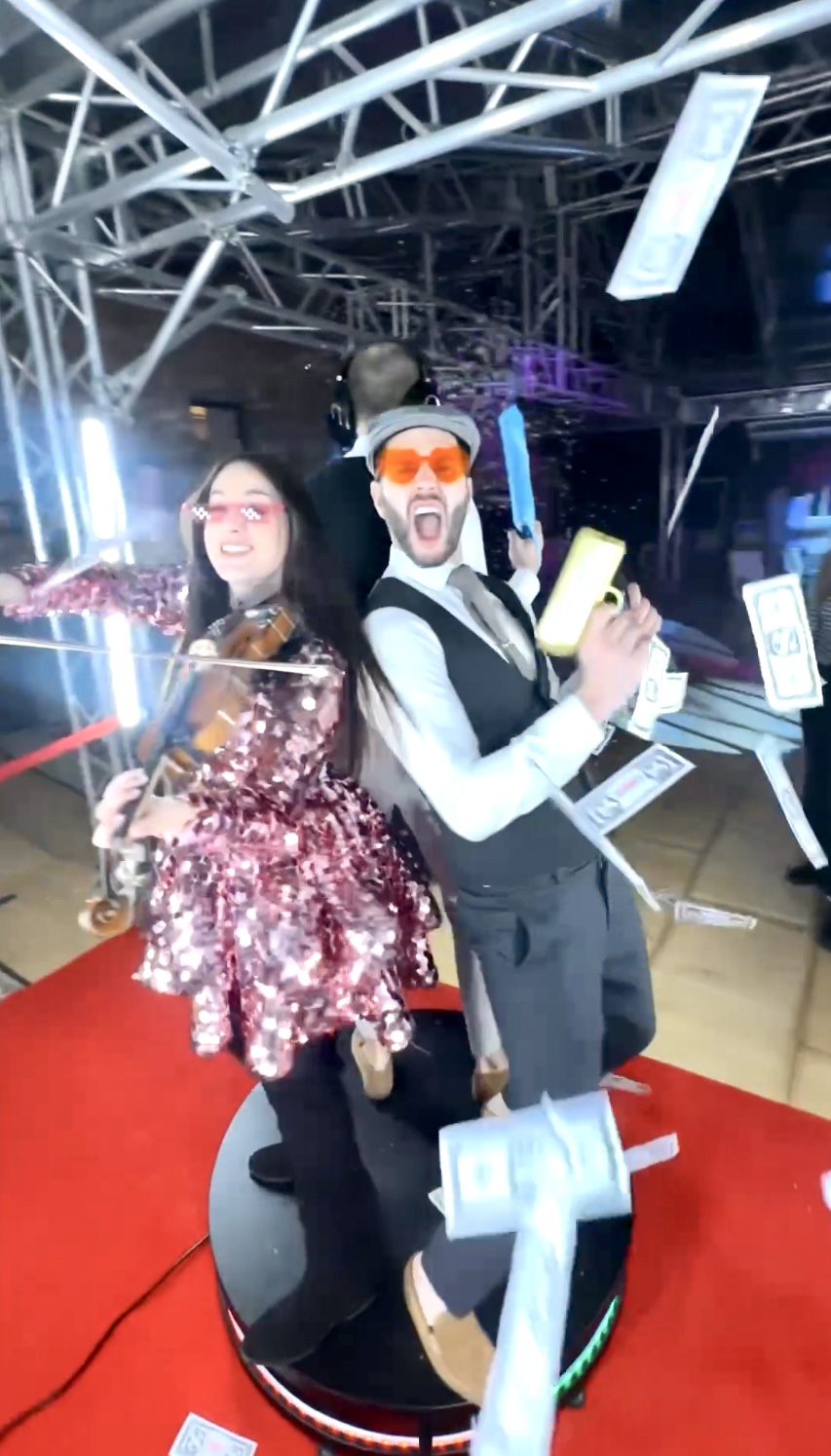 Fotobudka 360, platforma do zdjęć na wesele, urodziny, imprezę.