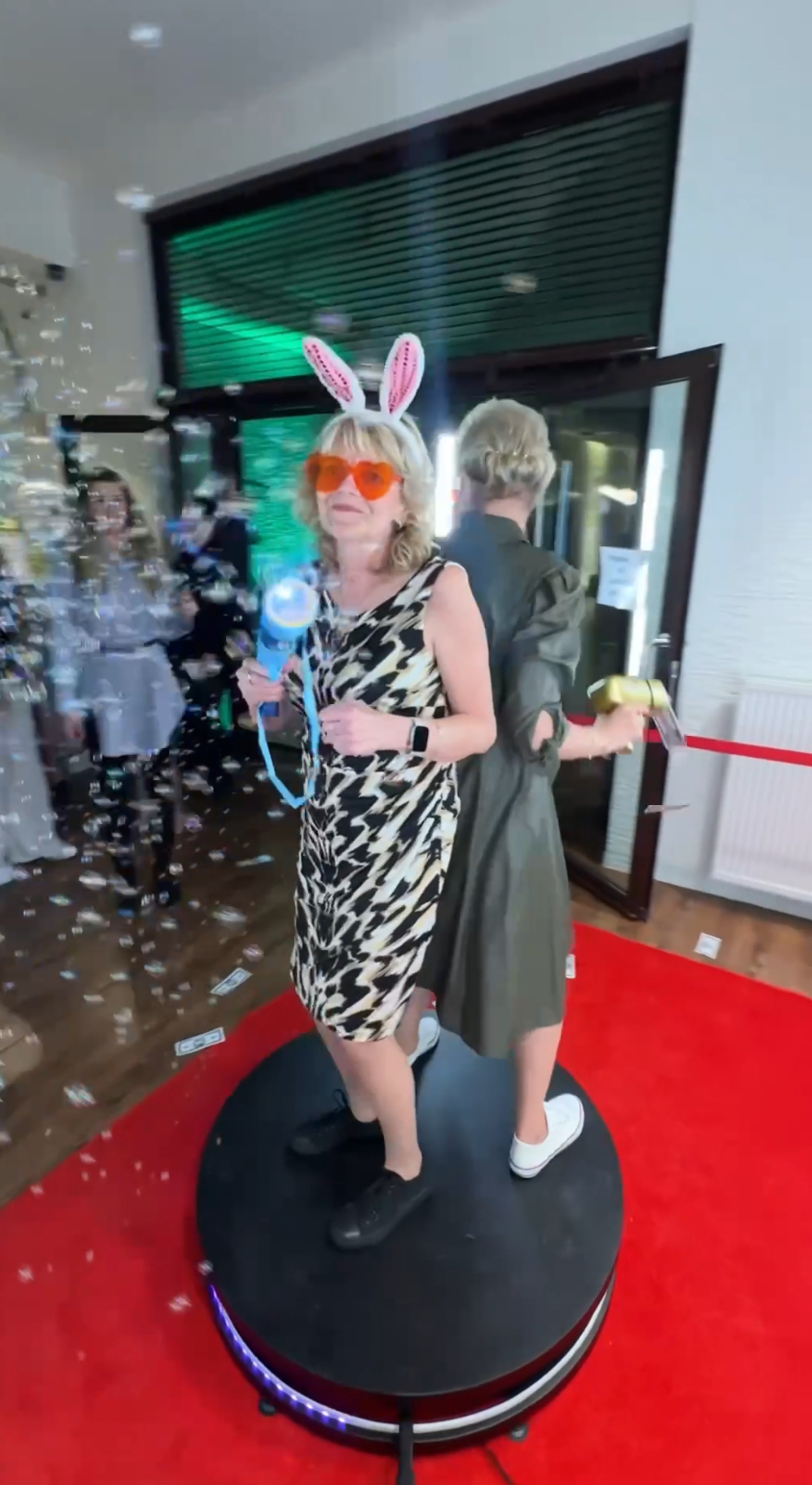 Fotobudka 360, platforma do zdjęć na wesele, urodziny, imprezę.